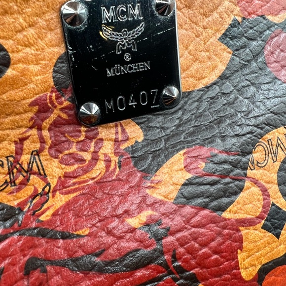 MCM 🔥full-size backpack visetos Camo orange with blk studs - Picture 2 of 16